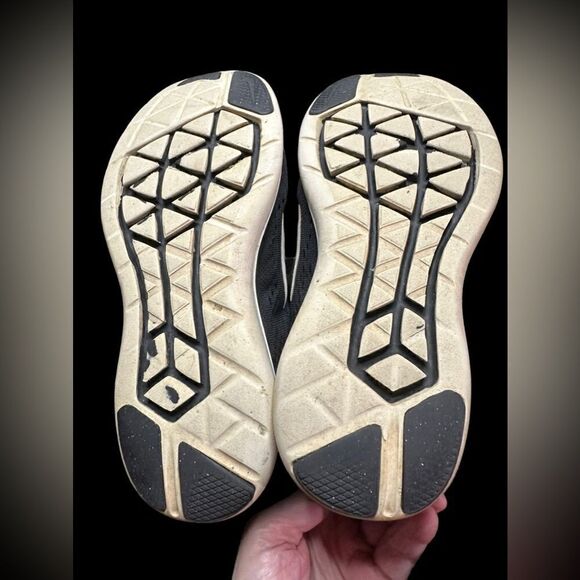 Nike women’s Flex Run size 7M black with white trim running shoes pre-owned - Picture 8 of 9